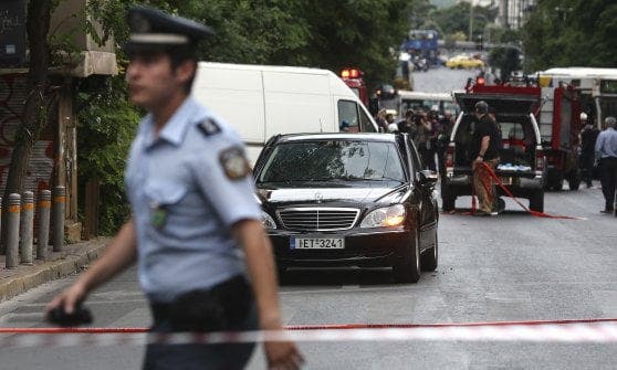 Atena - Atac cu bomba la consulatul rus. Persoane necunoscute, aflate pe o motocicletă, au aruncat vineri un dispozitiv exploziv, posibil o grenadă de mână.