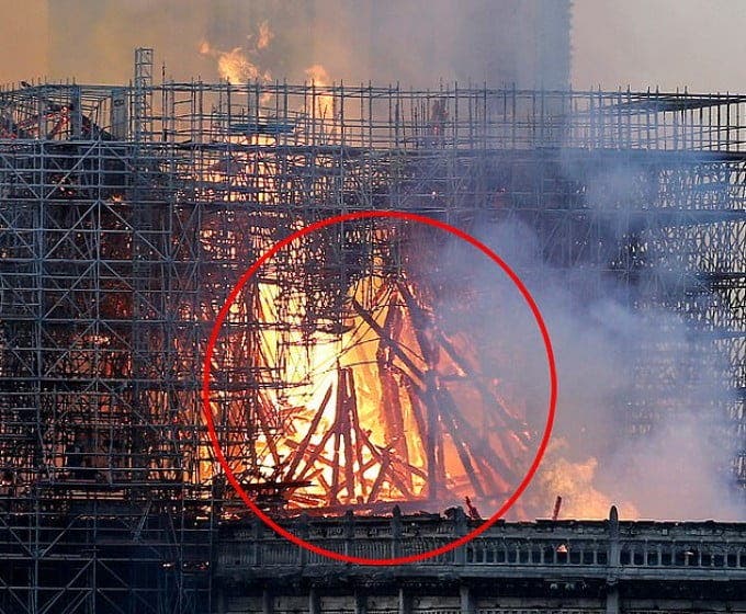 Notre-Dame - dezbaterea de după incendiu. Ce a observat o femeie într-o fotografie cu catastrofa de la Paris. Remarca ei a stârnit controverse.