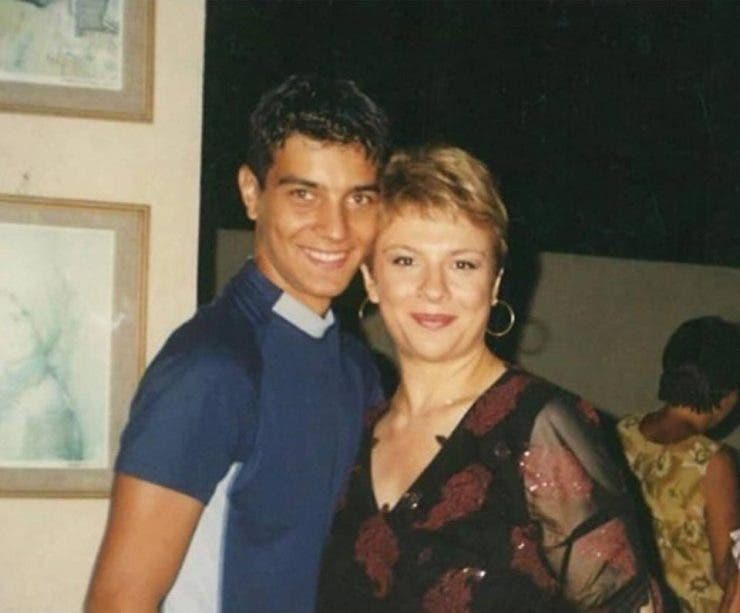 Îl recunoști? Acum 17 ani se fotografia cu Teo Trandafir și nu îl cunoștea nimeni. S-A SCHIMBAT TOTAL! Acum e ditamai VEDETA!!!