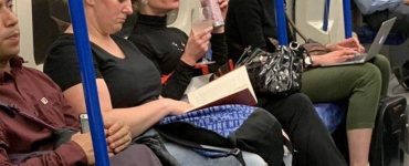 Fotografia cu o femeie la metrou, bând gin, a devenit virală. Ce s-a întâmplat imediat după? 29 Stiri