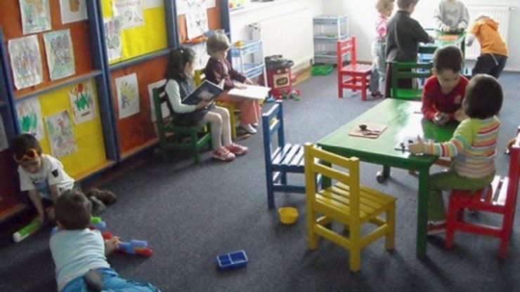 Caz șocant în Craiova. O educatoare ar fi transformat pedeapsa în violență între copii 25 Cazul de la Grădinița 42 din Capitală. Ce măsură a fost luată împotriva grădiniței unde un copil care suferă de autism a fost mutat în altă sală în timpul inspecţiei