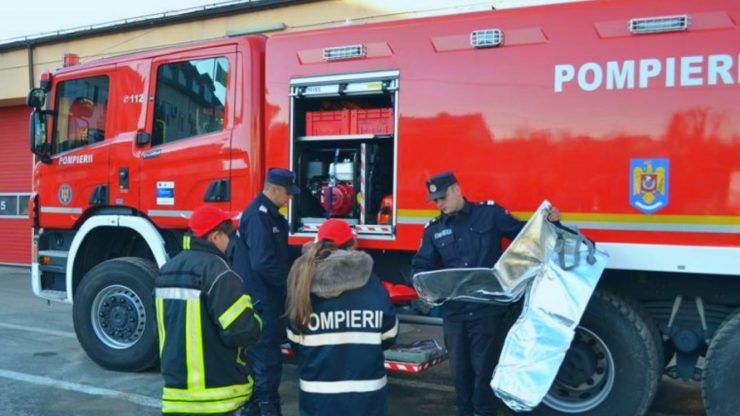 Incendiu puternic la un restaurant din Timiș. Acoperișul clădirii a luat foc 25 Incendiu puternic la un restaurant din Timiș. Acoperișul clădirii a luat foc