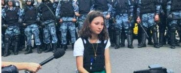 O adolescentă de 17 ani din Rusia a citit Contituția în fața polițiștilor