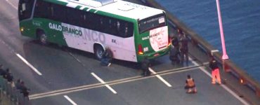 Un individ înarmat a luat mai multe persoane ostatice într-un autobuz