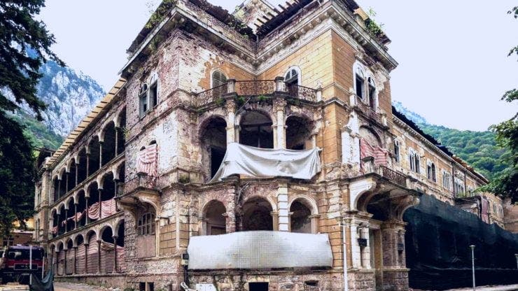 Hotelul Traian din Băile-Herculane este scos la vânzare pe OLX