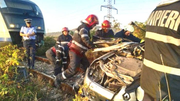 Accident feroviar în Dâmbovița. Două persoane au murit după ce autoturismul în care se aflau a fost lovit de tren