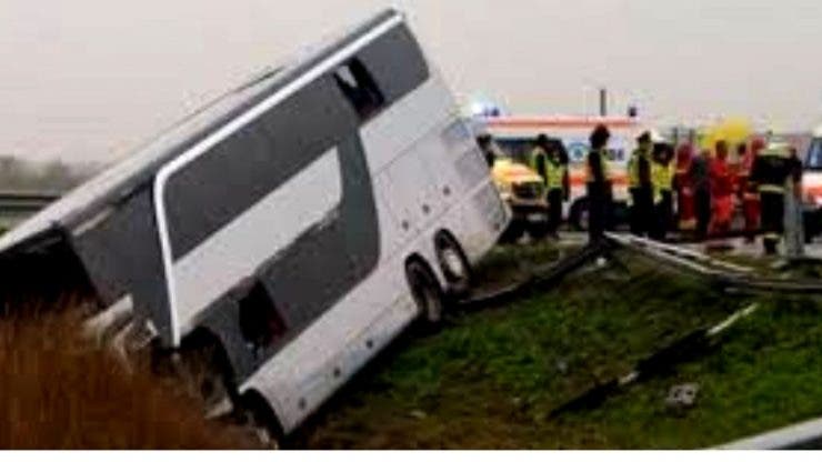 Autocar răsturnat în Galați. 46 de persoane au fost implicate