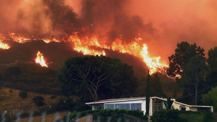 Incendiile din California au ajuns în cartierele de lux, iar mai multe vedete au fost evacuate