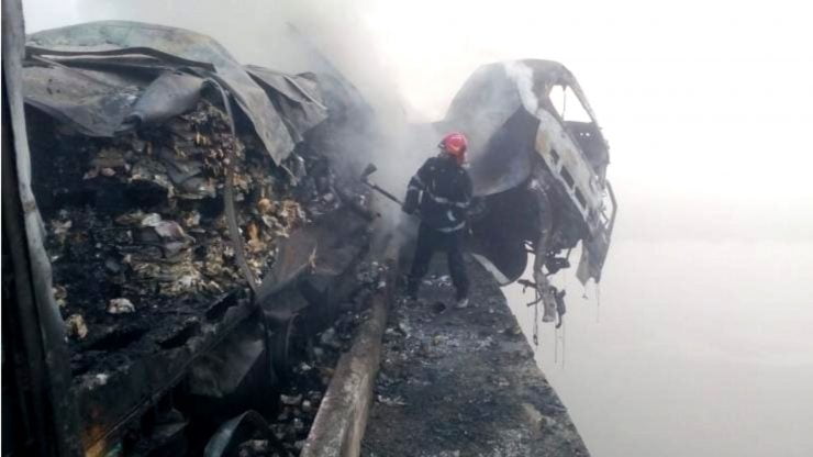 Șoferul TIR-ului care a luat foc în urma unui accident în Sibiu, a fost găsit mort de scafandri 25 Șoferul TIR-ului care a luat foc în urma unui accident în Sibiu, a fost găsit mort de scafandri