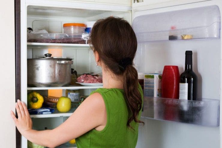 Rolul esențial al butonului secret din frigider! Cum poți preveni gheața, condensul și mirosurile neplăcute? Puțini știu de existența lui