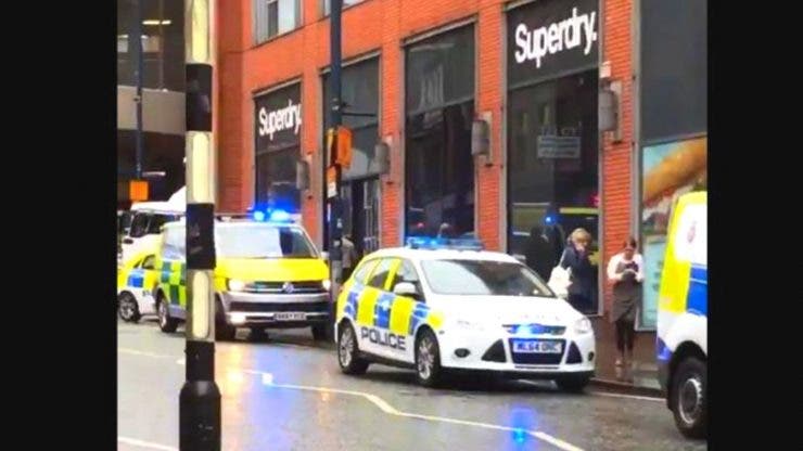 Atac în Manchester. Cinci persoane înjunghiate într-un mall din Manchester