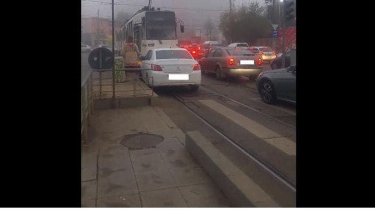 Tupeul incredibil al unei șoferițe din București. I-a cerut vatmanului să mute tramvaiul din fața ei