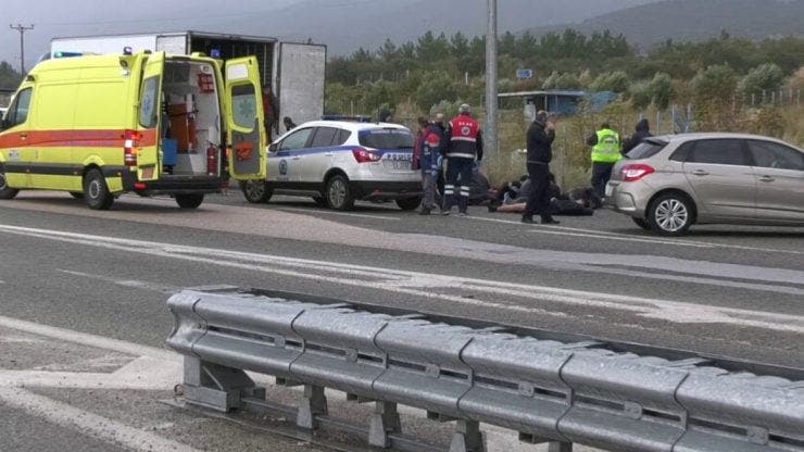 41 de migranți au fost găsiți într-un camion frigorific în Grecia