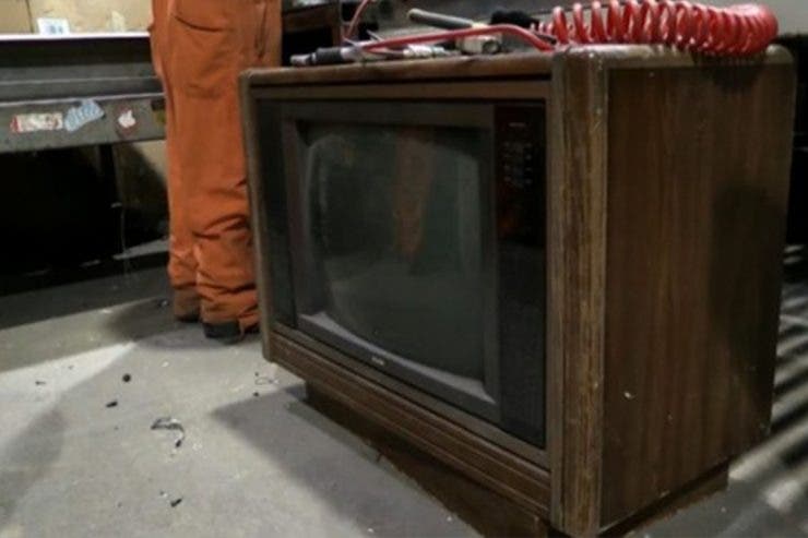 A ajuns la știri după ce a desfăcut un televizor vechi de 30 de ani