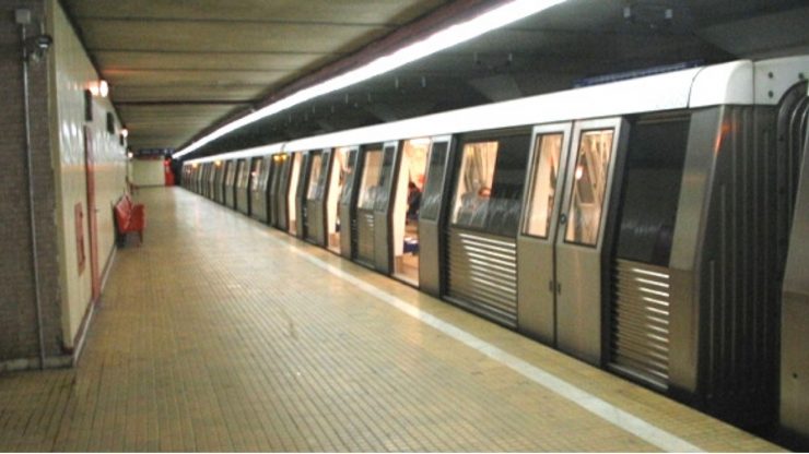Gest ȘOCANT la metrou . Un tânăr amenință că se sinucide 25 Gest ȘOCANT la metrou. Un tânăr amenință că se sinucide