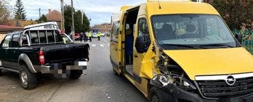 Accident grav în Arad! Un microbuz școlar a fost lovit de un autoturism. 12 copii se aflau în mașină