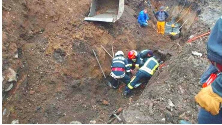 Caz șocant în Brașov. Muncitor prins sub un mal de pământ. A fost scos la suprafață decapitat