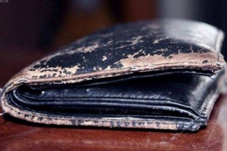 Incredibil ce a găsit un muncitor într-un portofel dintr-un teatru vechi