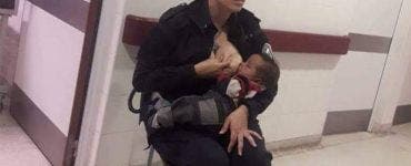 O polițistă a hrănit la piept un copil murdar și malnutrit