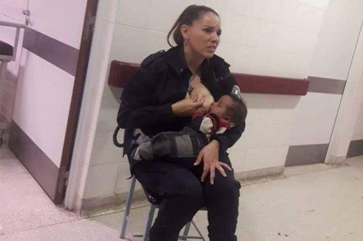 O polițistă a hrănit la piept un copil murdar și malnutrit