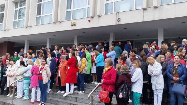 Angajații Spitalului de Urgență Craiova protestează și cer medicamente pentru bolnavi