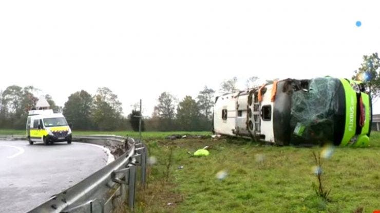 Un autobuz s-a răsturnat pe o autostradă din Franța. 33 de răniți printre care este și un român