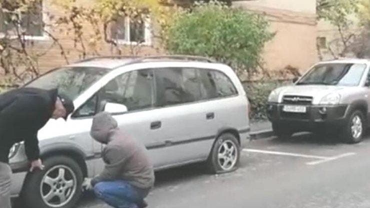 Zeci de mașini dintr-o parcare din Craiova au fost găsite cu anvelopele tăiate