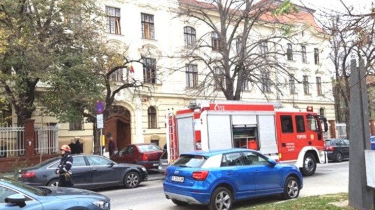 Elevii unui liceu din Timișoara, evacuați din cauza unui puternic miros de gaz