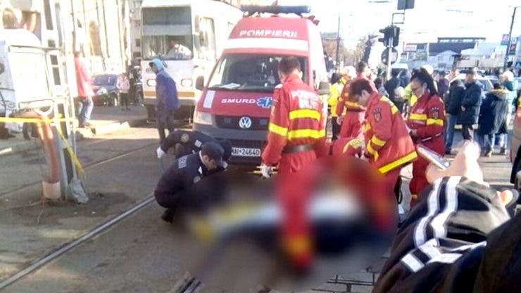 Un bărbat din Capitală a fost transportat la spital după ce a fost scos de sub garnitura unui tramvai