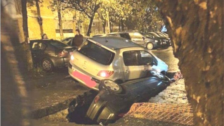 Două mașini au căzut într-o groapă, în sectorul 6 din București