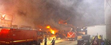 Incendiu pe Șoseaua Fundeni. Un depozit a luat foc, iar locuitorii au fost avertizați prin Ro-Alert