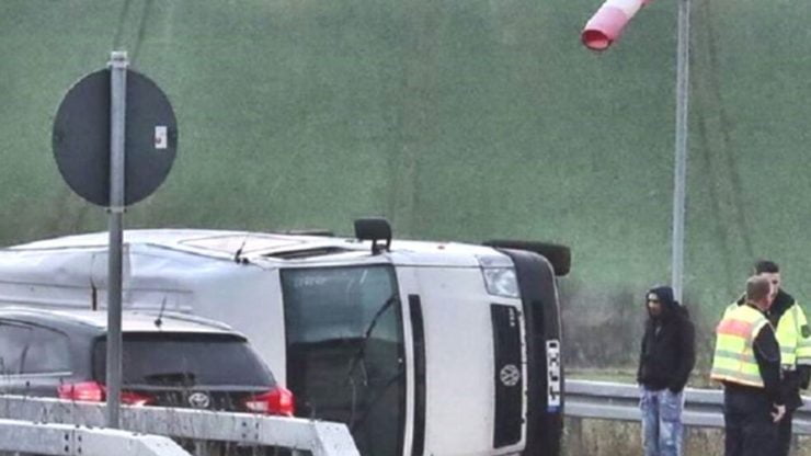 Microbuz cu nouă români