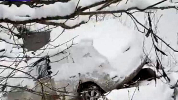 O mașină a căzut în prăpastie, la Buzău 25 O mașină a căzut în prăpastie, la Buzău