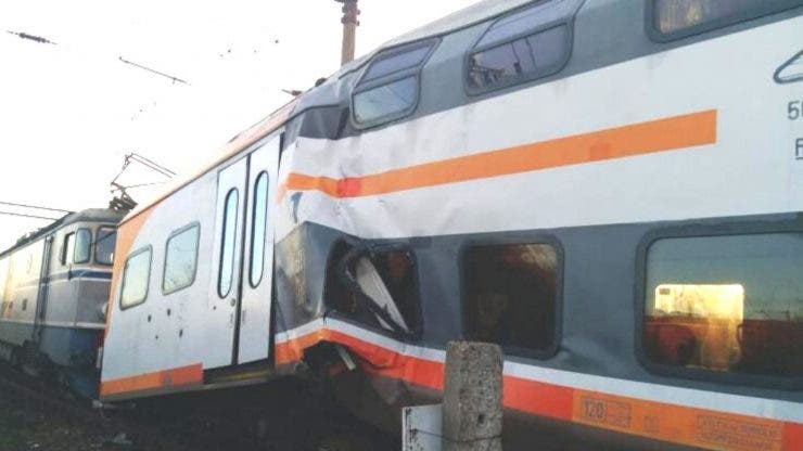 Accident feroviar grav. Două trenuri s-au ciocnit frontal. Mai mulți răniți