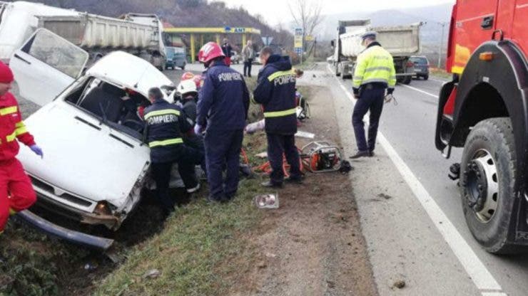 Accident mortal în Cluj. Un persoană a murit după ce o mașină și un camion s-au ciocnit