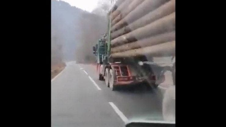 Incredibil! Un camion încărcat cu lemne peste măsură pune șoferii în pericol pe o șosea din Suceava
