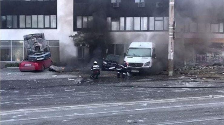 Explozie puternică în Galați. Patru mașini au fost avariate