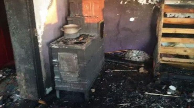 Patru copii au fost surprinși de un incendiu într-o casă din Galați