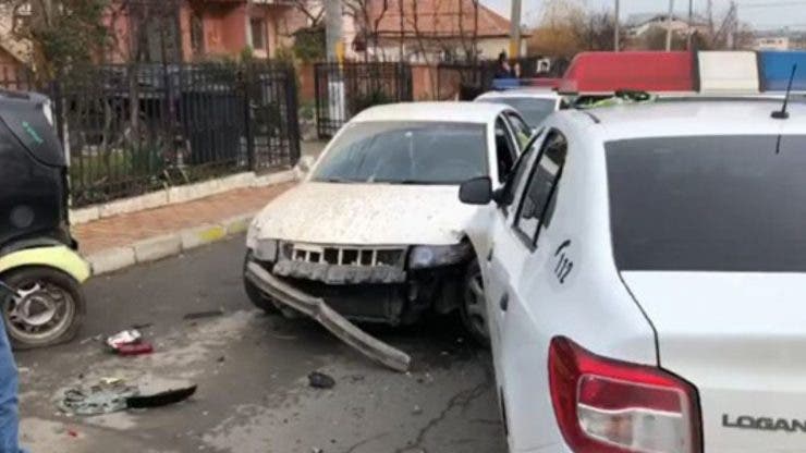 Un șofer beat și fără permis a intrat cu mașina într-o mașină de poliție. Ce alcoolemie avea șoferul