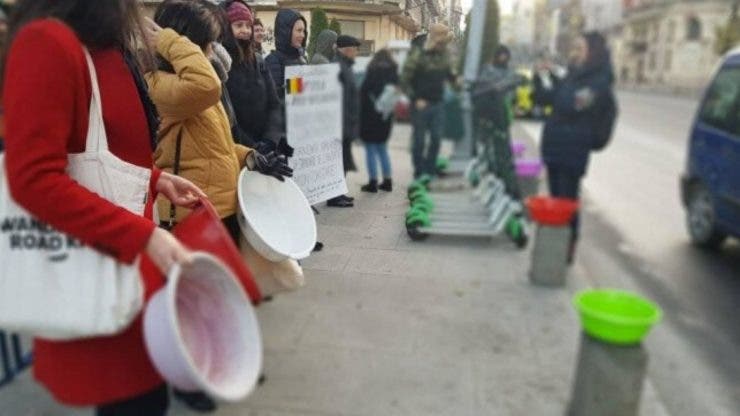 Protest cu ligheane în faţa Primăriei Capitalei: "Nu avem apă și căldură"