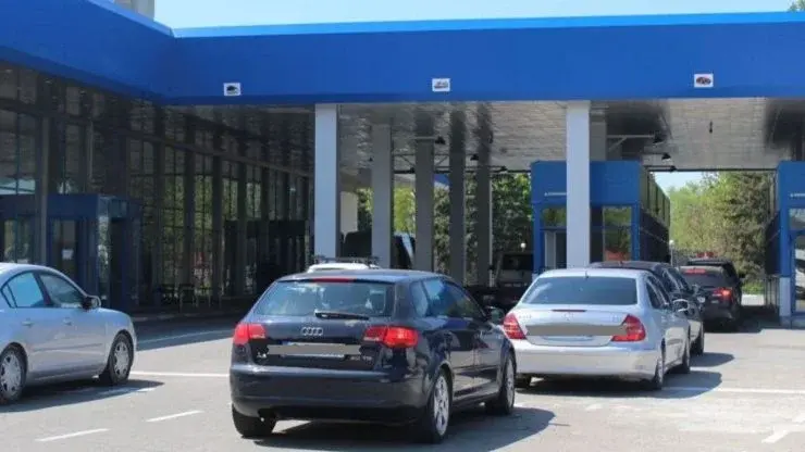 Taxa pentru mașinile poluante din București, amânată. Anunțul făcut de Gabriela Firea