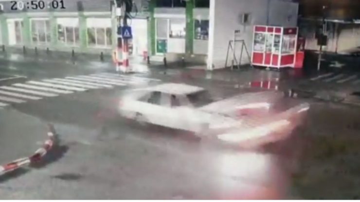 O fetiță a murit după ce a căzut din mașină în urma unui accident, în Prahova 25 O fetiță a murit după ce a căzut din mașină în urma unui accident, în Prahova