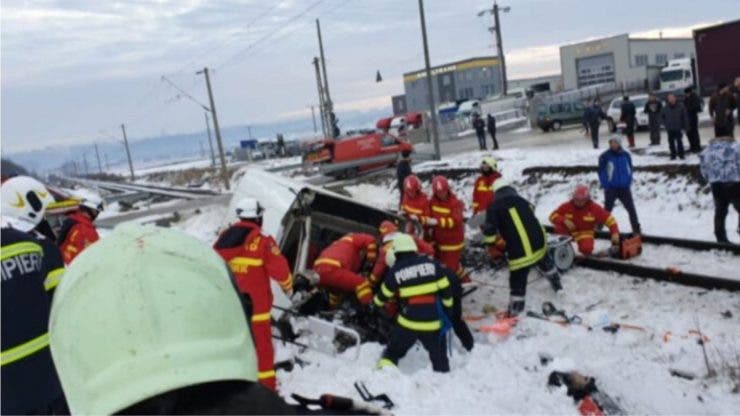 Accident mortal la Șcheia. Dubă spulberată de tren. O persoană a murit pe loc