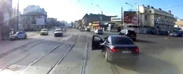 Șicanare în trafic. Un vatman a intrat cu tramvaiul într-o mașină care îi bloca linia