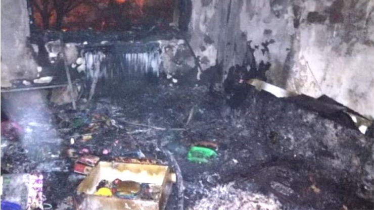 Un brad de Crăciun a luat foc într-un bloc din Galați. Șase persoane au ajuns la spital