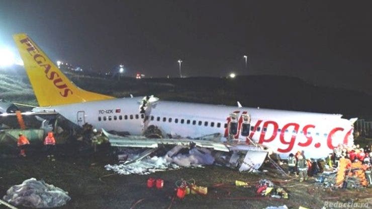 Șocant! Un avion s-a rupt în trei bucăți pe pista din Istanbul. Sunt 3 morți și 179 de răniți
