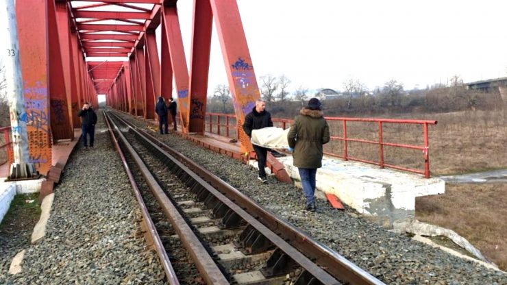 Eveniment șocant în Arad. Un tânăr de 19 ani a fost lovit mortal de tren 25 Eveniment șocant în Arad. Un tânăr de 19 ani a fost lovit mortal de tren