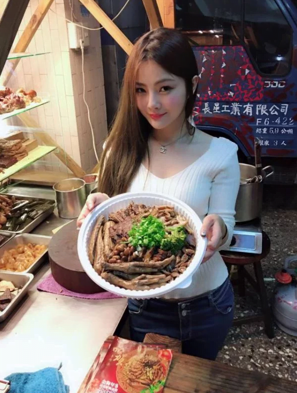 Cum se prezintă în fața clienților o tânără din Taiwan? Se formează cozi în spatele ei 26