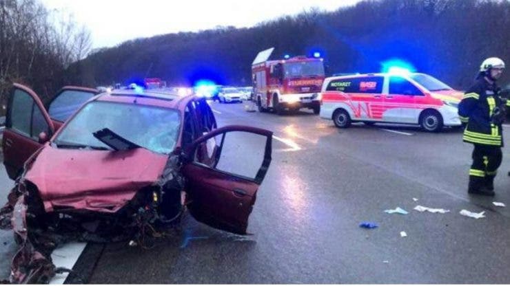 O româncă a murit într-un accident în Germania. Fetița ei a fost proiectată în afara mașinii