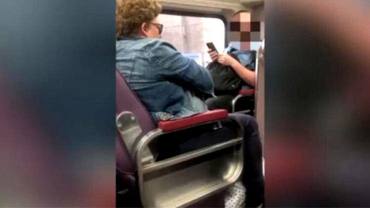 Scandal într-un tren din Australia din cauza coronavirusului. Cum a reacționat un bărbat când o femeie a tusit în fața lui